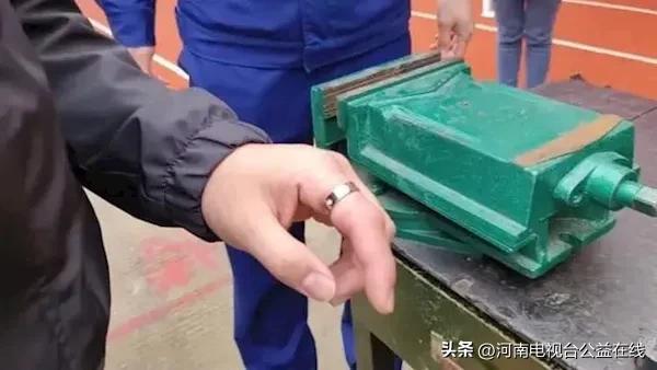 小伙戒指卡手遇130名消防员演训 现场一边施救一边教学