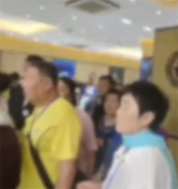 “强买强卖？”游客进珠宝店被告知买不买都要待够两个小时！