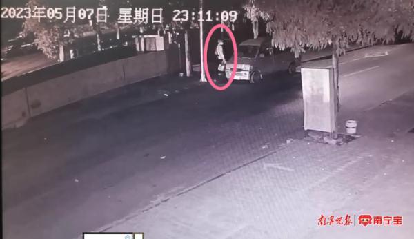 南宁民警追出3条街跑了1.5公里，用耐力累瘫小偷