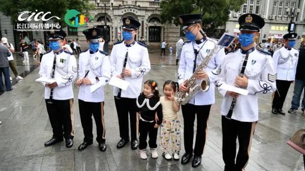 香港阿Sir武汉街头演奏《龙的传人》《强军战歌》等