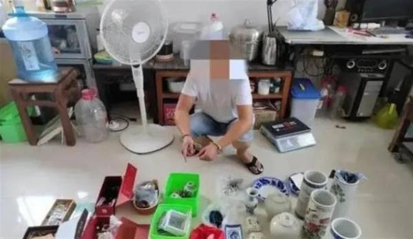 穿着盗来的龙袍拍照炫耀？全部抓获！