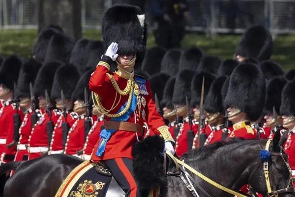 英国皇家阅兵仪式彩排，威廉王子出席，多名士兵因高温晕倒！网友：穿太厚了