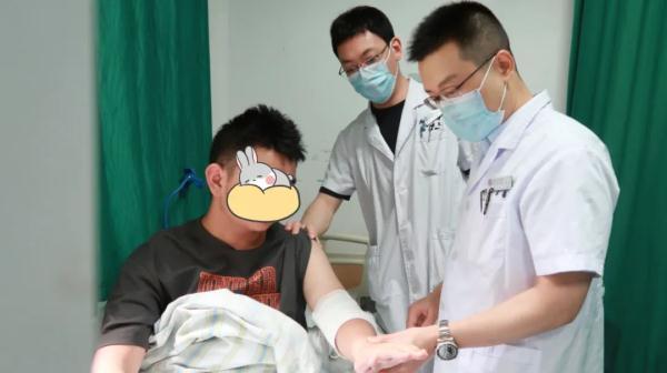 趴着午睡，一只手没了知觉！网友：最害怕的事还是发生了