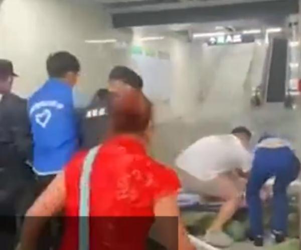 贵阳突遭暴雨袭击！地铁“喷水池”站成喷水池，市区积水淹过肩部，市民跳车顶前行