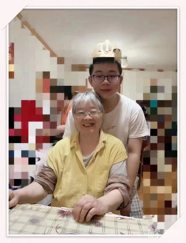 奶奶将50万捐赠孙子母校 校方表示这笔捐款将会奖励那些品学兼优又有孝心的学子