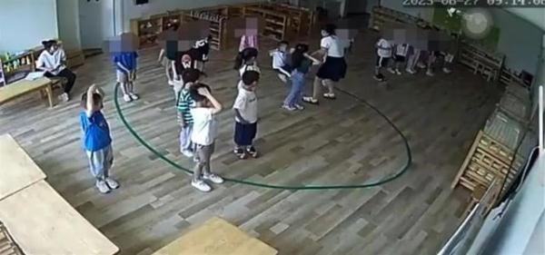 教师排练节目暴力推倒小孩 官方通报：涉事教师被开除 园长停职