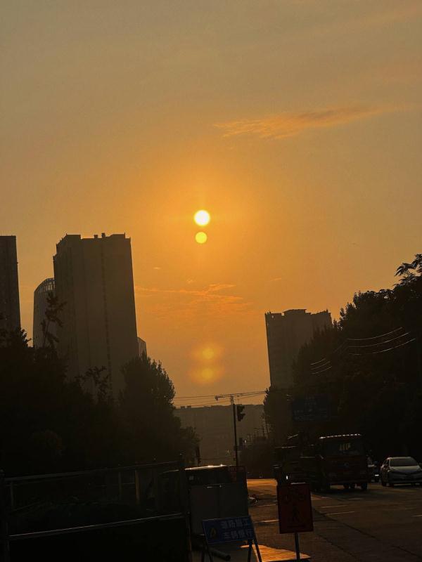 成都网友拍下“两个太阳” 专家：或是手机镜头的炫光