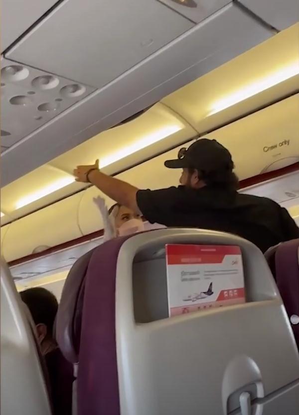 泰国航班起飞前一男子因行李落在候机室要求飞机掉头