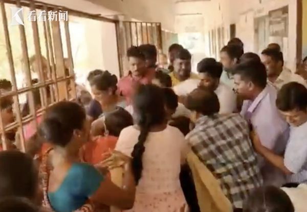 印度老师打学生后遭学生的父母和亲戚群殴，警方随后赶到救出老师