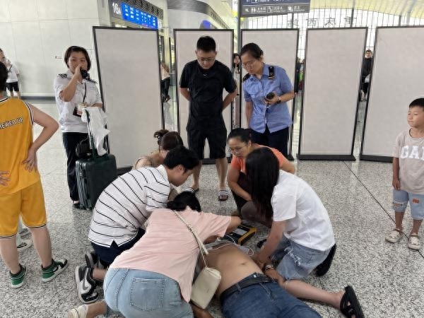 重庆西站一男子倒地昏迷众人抢救 上演生死时速