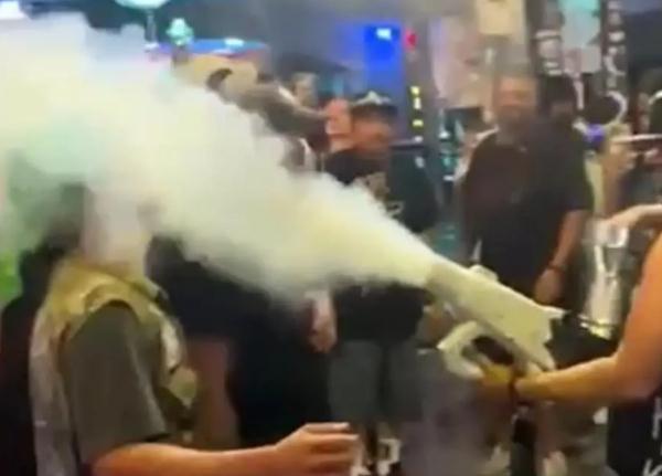 美国男子在泰国街头推销大麻：喷洒大量烟雾 被警方警告