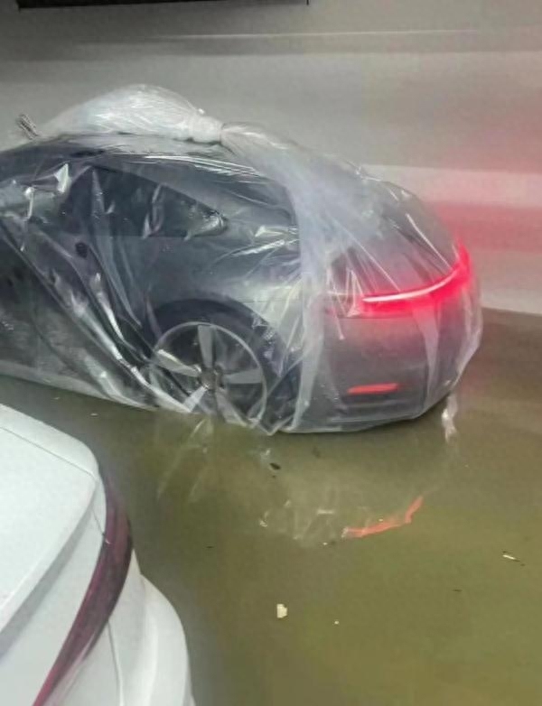 男子将车装入塑料袋防水，被称为“防水届大佬”