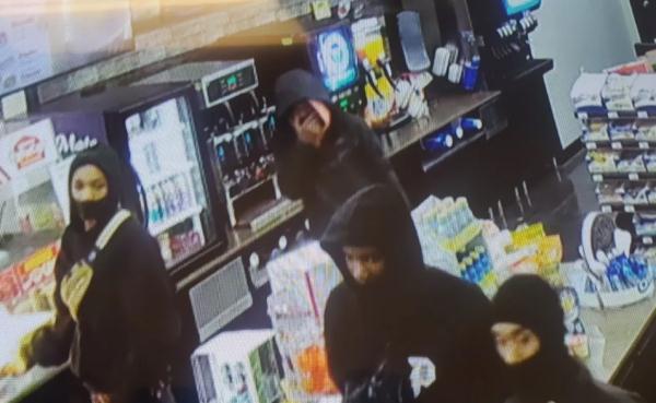 犯罪猖獗！美国商店遭6名黑衣人抢劫：店员惨遭毒打 监控曝光