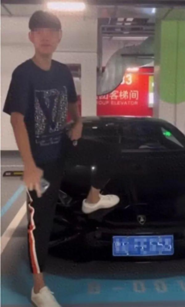 一少年踩300万豪车拍视频引争议 车主：4S店定损近18万，已请律师准备维权绝不和解