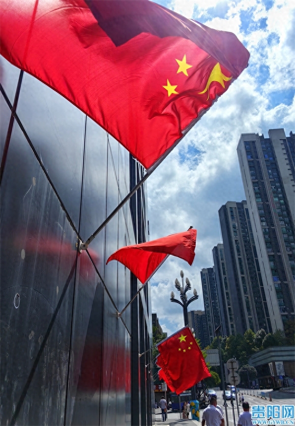 贵州街头国庆氛围感拉满！迎风飘扬装点城市喜气洋洋