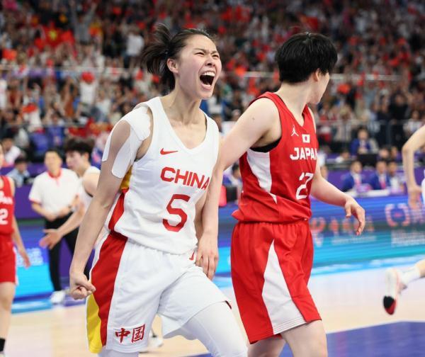 中国女篮9秒绝杀日本卫冕亚运会冠军 王思雨顶雷上篮