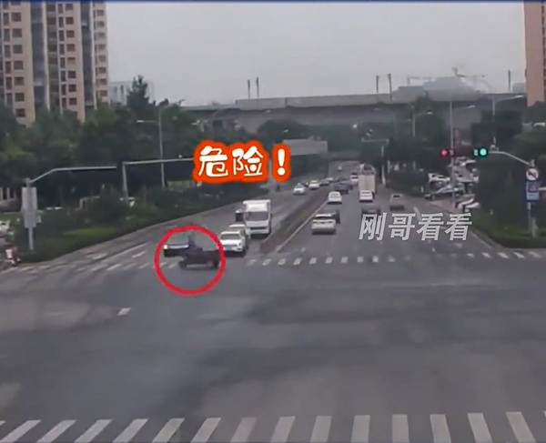 三轮车“鬼探头”被小车撞飞，监控视频曝光
