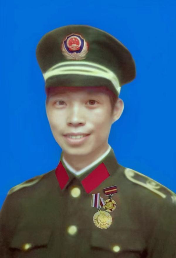 丈夫牺牲34年后 民警帮老人修复烈士丈夫遗照