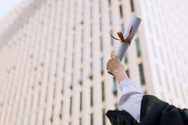 考研降温报名人数连涨8年后首降，“卷学历”不香了？