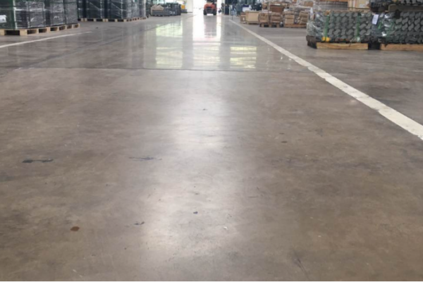 在水泥地上烧烤为何会引起爆炸？