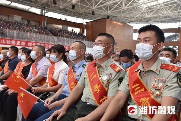 一级警士长扎根边疆30年 离队前留下百万字笔记