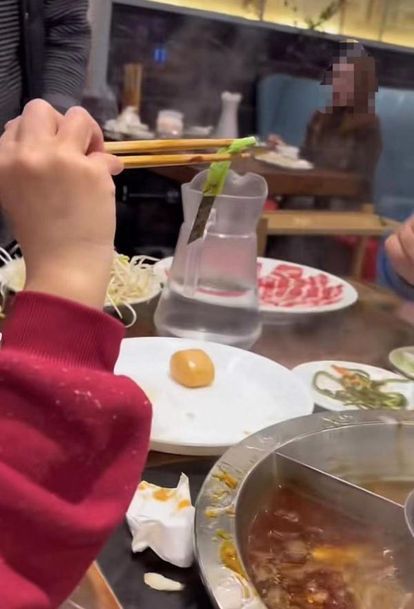 顾客吐槽火锅里吃出生锈小刀 火锅店:新员工切底料不小心掉入