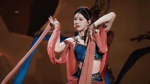 赵露思湖南卫视2024跨年晚会 敦煌神女造型太美了