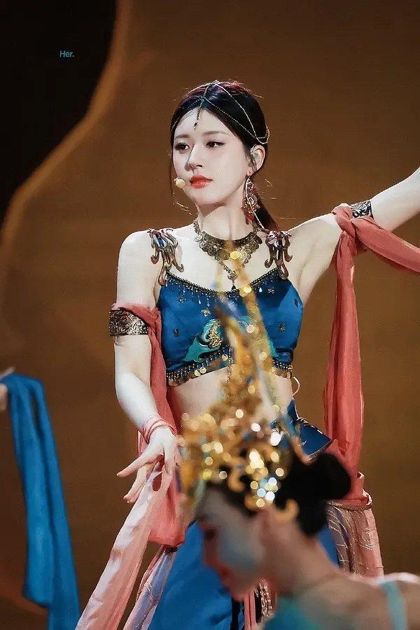 赵露思湖南卫视2024跨年晚会 敦煌神女造型太美了