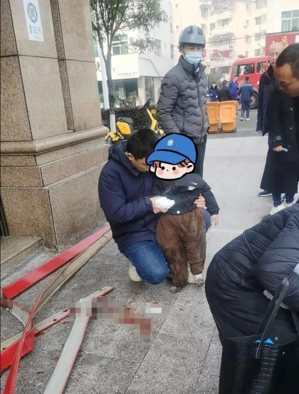 小男孩从6楼坠落被好心人徒手接住 当事人：碰到这种事每个人都会义不容辞去做的