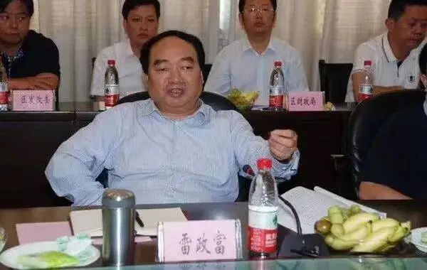 雷政富出狱后在海南聚会 现场曝光：神态轻松吃火锅