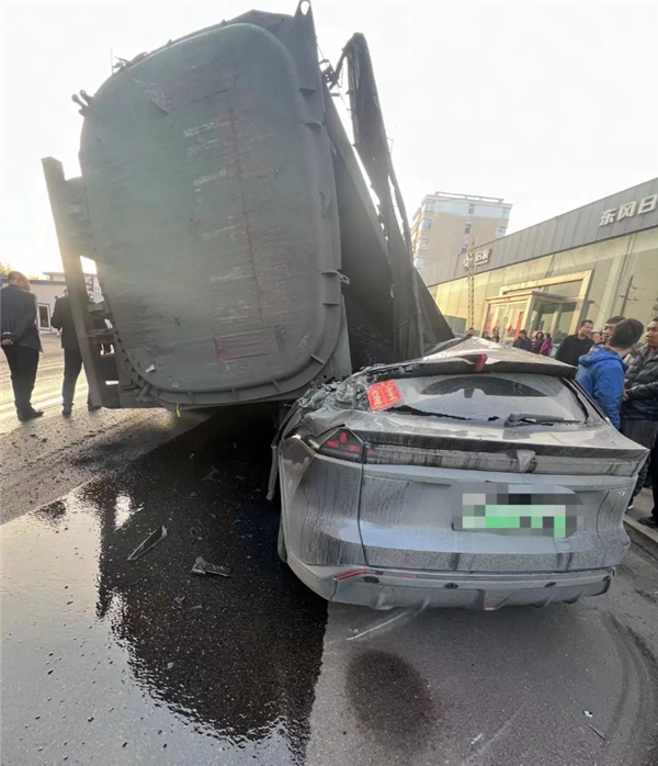 据车主透露,车上俩人毫发无伤,另外一人医院初步检查只是肌肉拉伤.