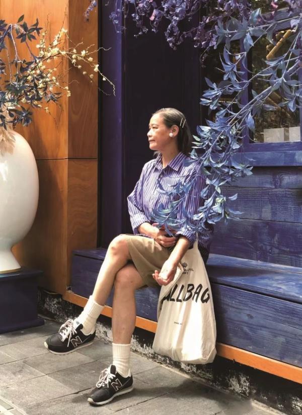 覃奶奶回应在巴黎时装周走秀火爆:71岁是我的黄金期