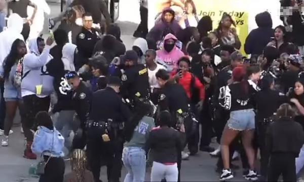 美国两女子街头互殴引200人围观 许多人持手机拍摄