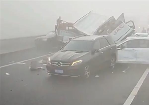 山东一高速多车相撞 有人喊救命 被曝遭遇突发团雾