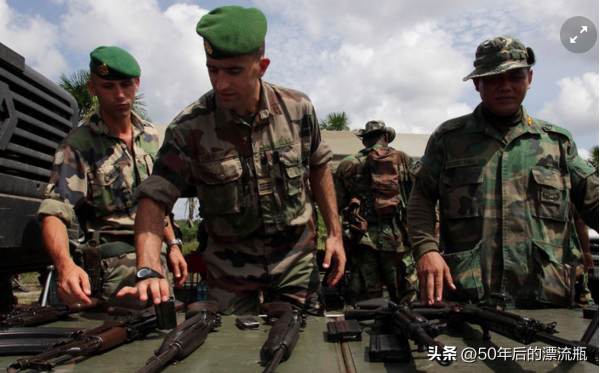 俄军士兵打扫战场途中,发现疑似法国雇佣兵尸体 国籍成谜团