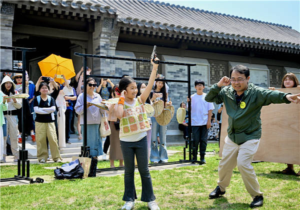 吃文创冰棍、拟雷雨音效 来人艺感受响晴薄日下的一丝清凉 多维度体验《雷雨》魅力