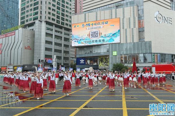 贵阳民族巡游：机车与苗族文化融合 ——花溪方阵的“机车+高坡苗族文化”展示