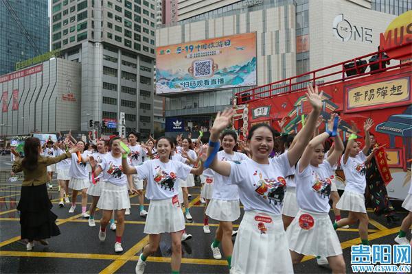 贵阳民族巡游：机车与苗族文化融合 ——花溪方阵的“机车+高坡苗族文化”展示