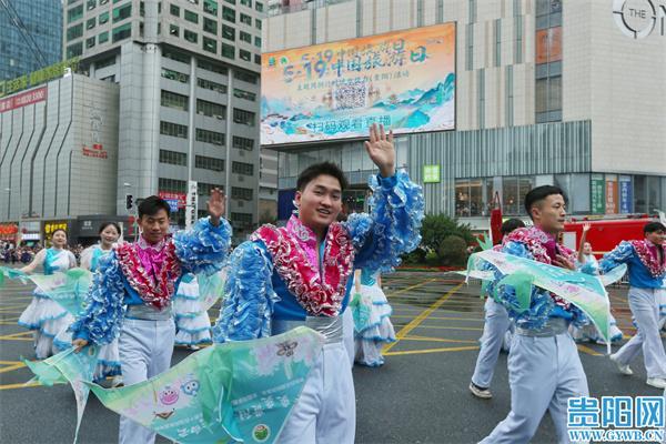 贵阳民族巡游：机车与苗族文化融合 ——花溪方阵的“机车+高坡苗族文化”展示