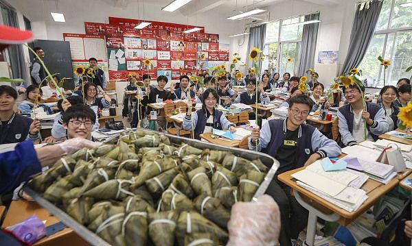 高考必胜 高三生喊楼吃“高粽”加油助威