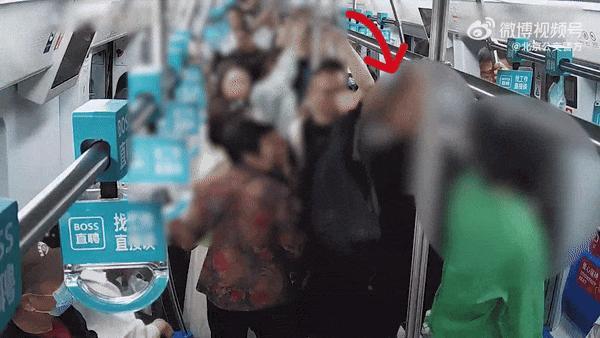 男子地铁上因座位冲突打女人被行拘