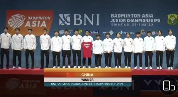 中国队羽毛球亚青赛混团夺冠，全队带“张志杰”上领奖台