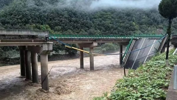 陕西桥梁垮塌现场搜寻到15具遗体 国家消防全力救援