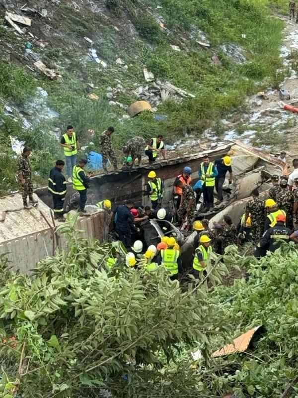 尼泊尔坠机瞬间曝光 飞行员获救 18名遇难者确认