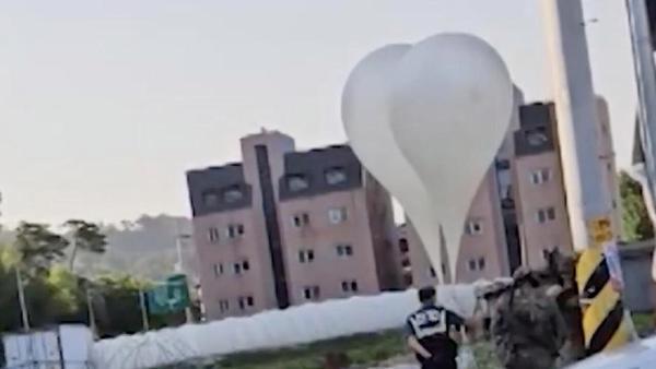 韩国称朝鲜再次向韩放飞气球 有气球落入总统办公楼附近 紧张局势升级