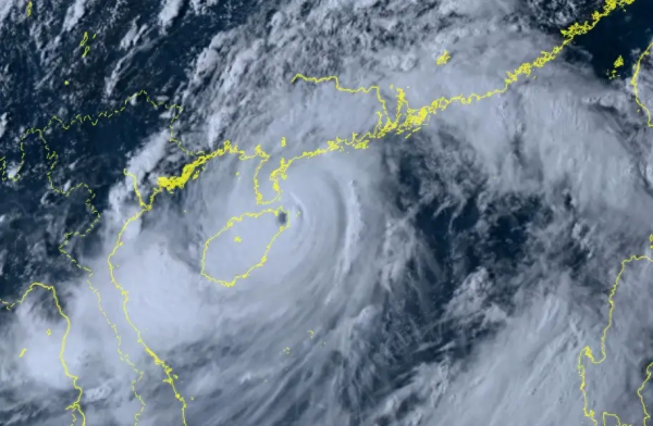 台风登陆地风雨突然停止时不要外出