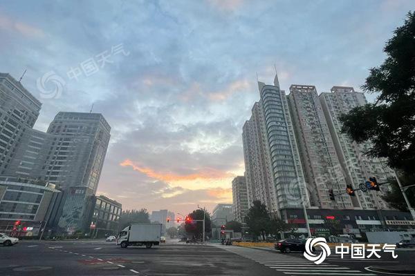 北京今晨有雾4区发布大雾预警信号 白天阵风较明显 出行需谨慎防风