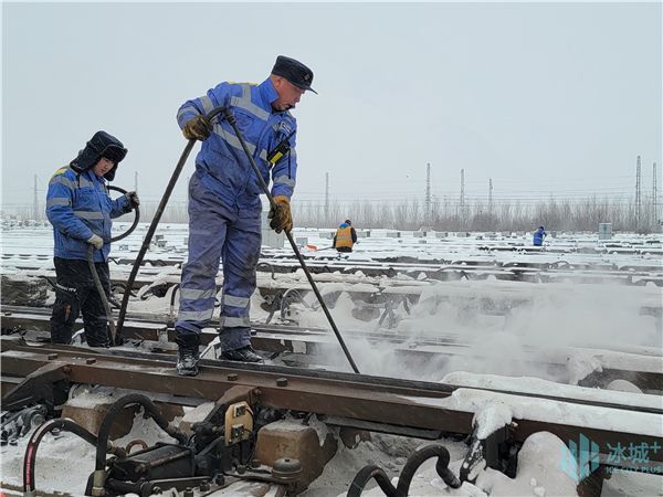 哈铁6000余人上线除雪 全力保障旅客安全出行