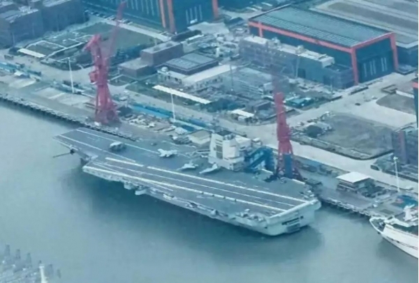 大V：“福建艦”重新上岸 海試沖刺階段維護(hù)