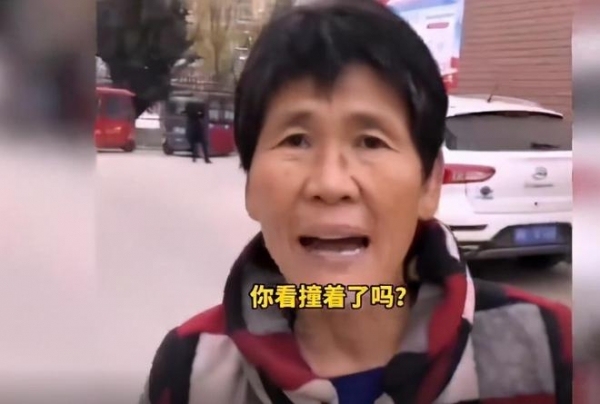 小孩騎車撞在路邊的車上后怪車主 網友看完瞬間來氣,！